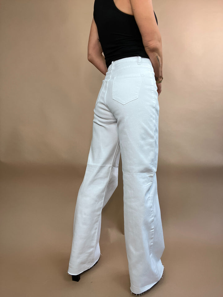 We're Back Wide Fit Jeans in White Wash