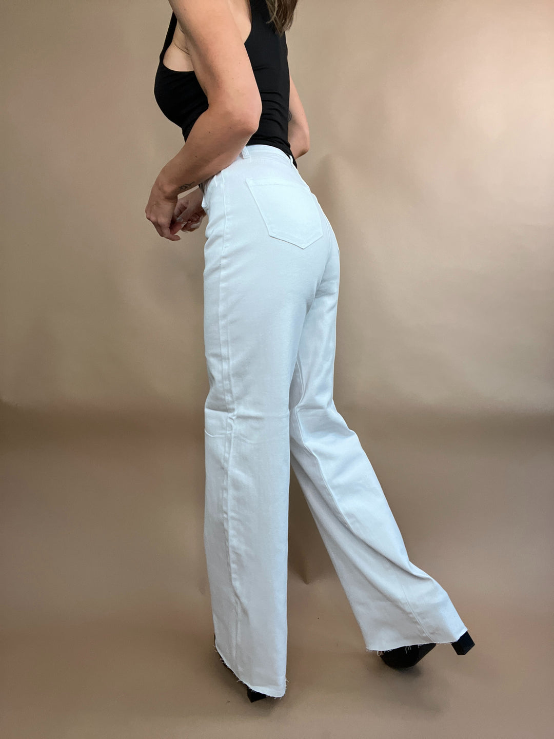 We're Back Wide Fit Jeans in White Wash